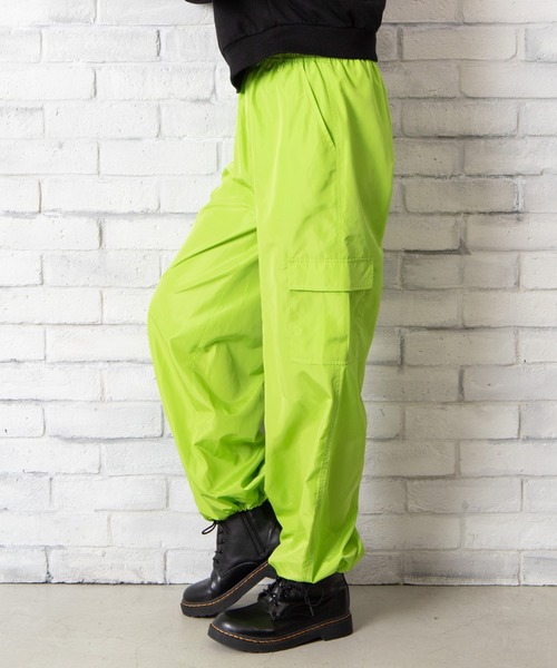 WEGO(ウィゴー)の「WEGO/カーゴポケットジョグパンツ(カーゴパンツ・レディース・ホワイト/ブラック/ライム・FREE)」の1枚目の写真