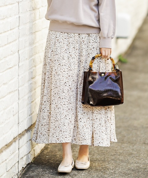 natural couture(ナチュラルクチュール)の「総柄セミフレアスカート(スカート・レディース・ブルー/グリーン/アイボリー・FREE)」の2枚目の写真