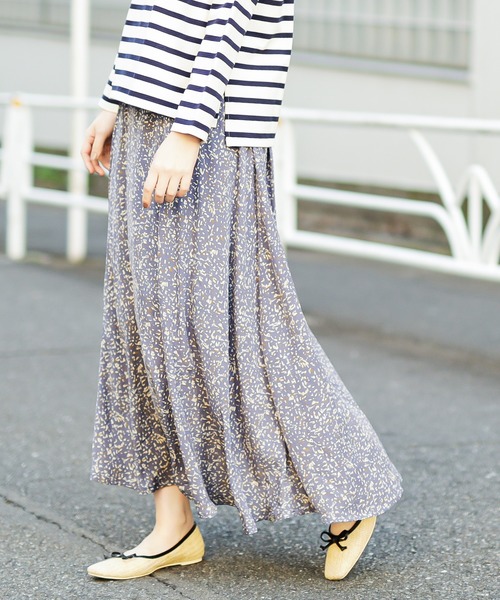 natural couture(ナチュラルクチュール)の「総柄セミフレアスカート(スカート・レディース・ブルー/グリーン/アイボリー・FREE)」の4枚目の写真