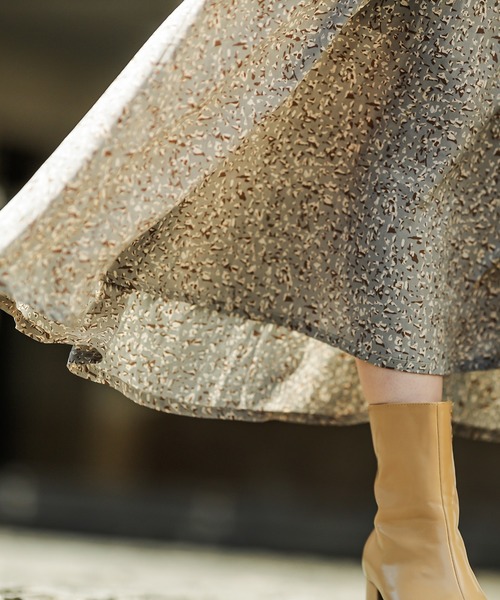 natural couture(ナチュラルクチュール)の「総柄セミフレアスカート(スカート・レディース・ブルー/グリーン/アイボリー・FREE)」の5枚目の写真