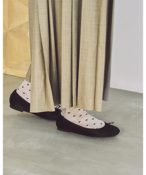 Emma Francis(エマフランシス)の「ラウンドトゥ フラット バレエシューズ シープスエードシリーズ(バレエシューズ・レディース・イエロー/パープル/レオパード/ベージュ/グレー/チャコールグレー/ブルー/ブラウン/ブラック/シルバー/ネイビー/オレンジ/パイソン/ゴールド/グリーン/レッド/カーキ/レモンイエロー/ダークブルー/ダークパープル/ダークグレー/ボルドー/アンティークシルバー/アニマル/ライトオレンジ系/ピンク/ライトグリーン/マスタード/ライトブルー/ピンクゴールド/ピンクベージュ/ブラック系/グレー系/ピンク系その他/その他1/その他/ブラック系その他4/その他3/その他2/ブラック系その他3・24.0cm/24.5cm/22.0cm/23.0cm/22.5cm/23.5cm/25.0cm)」の4枚目の写真