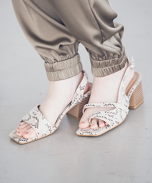 Andemiu(アンデミュウ)の「アシメデザインサンダル957610(サンダル・レディース・ブラック/ベージュ/その他・SMALL/MEDIUM/LARGE)」の1枚目の写真