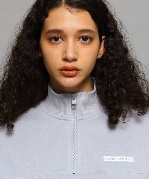 Calvin Klein Jeans（カルヴァンクラインジーンズ）の「マイクロ フロップ ハーフジップ スウェットシャツ（スウェット・レディース・ブラック/グレー系その他・S/M/L/XS）」の11枚目の写真