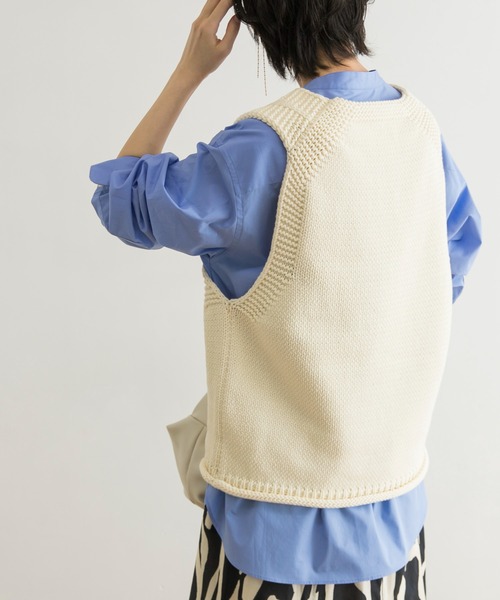 URBAN RESEARCH（アーバンリサーチ）の「ローゲージVネックニットベスト（ニット/セーター・レディース・ネイビー/オフホワイト・FREE）」の5枚目の写真