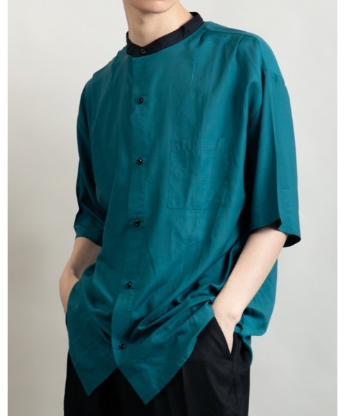 Beno(ビーノ)の「クレリックバンドカラー ドレープオーバーシャツ(シャツ/ブラウス・メンズ・ブルーグリーン/チャコールグレー/グレイッシュブルー/ホワイト/グレイッシュベージュ/ブラック・L/M)」の5枚目の写真