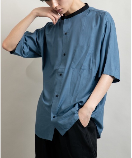 Beno(ビーノ)の「クレリックバンドカラー ドレープオーバーシャツ(シャツ/ブラウス・メンズ・ブルーグリーン/チャコールグレー/グレイッシュブルー/ホワイト/グレイッシュベージュ/ブラック・L/M)」の6枚目の写真