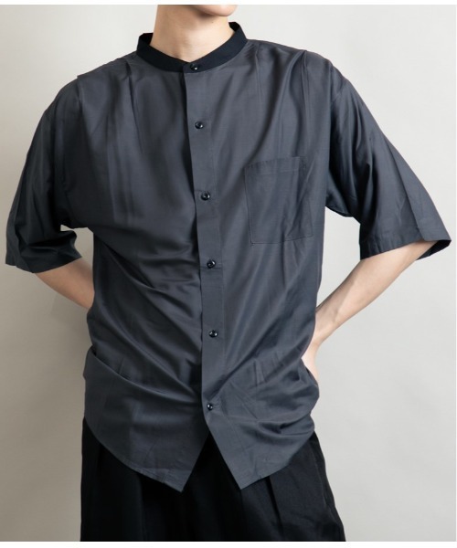 Beno(ビーノ)の「クレリックバンドカラー ドレープオーバーシャツ(シャツ/ブラウス・メンズ・ブルーグリーン/チャコールグレー/グレイッシュブルー/ホワイト/グレイッシュベージュ/ブラック・L/M)」の3枚目の写真