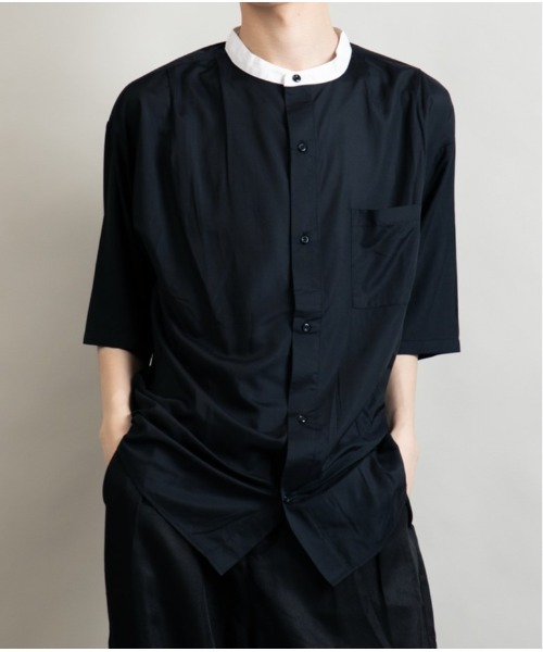 Beno(ビーノ)の「クレリックバンドカラー ドレープオーバーシャツ(シャツ/ブラウス・メンズ・ブルーグリーン/チャコールグレー/グレイッシュブルー/ホワイト/グレイッシュベージュ/ブラック・L/M)」の1枚目の写真