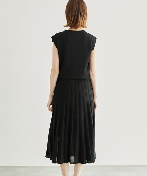 ROPE' PICNIC(ロペピクニック)の「クルーネックプリーツニットワンピース(ワンピース・レディース・ブラック/ブラウン/グリーン/ブルー・38/40)」の19枚目の写真