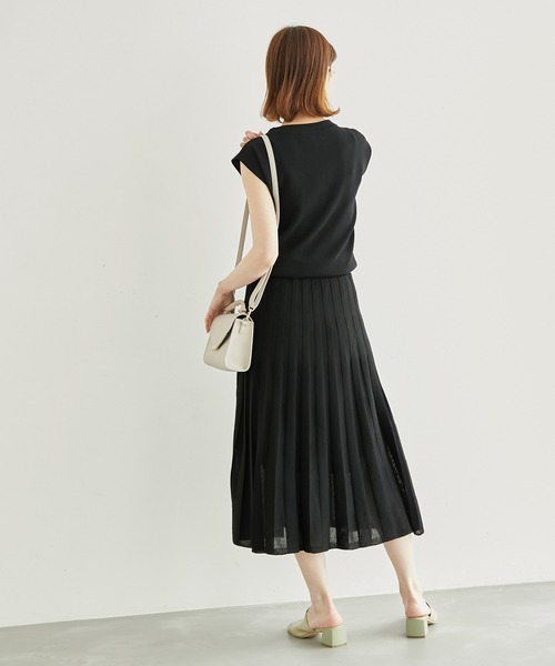 ROPE' PICNIC(ロペピクニック)の「クルーネックプリーツニットワンピース(ワンピース・レディース・ブラック/ブラウン/グリーン/ブルー・38/40)」の6枚目の写真
