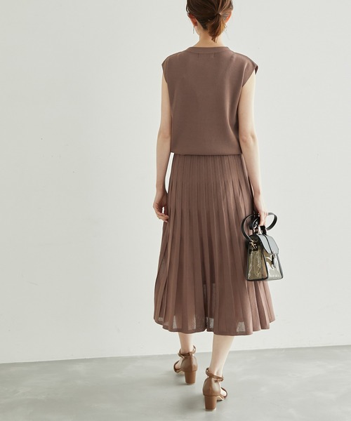 ROPE' PICNIC(ロペピクニック)の「クルーネックプリーツニットワンピース(ワンピース・レディース・ブラック/ブラウン/グリーン/ブルー・38/40)」の16枚目の写真