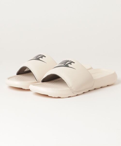 NIKE(ナイキ)の「W VICTORI ONE SLIDE CN9677-200(サンダル・レディース・ベージュ系その他・23.0cm/24.0cm/25.0cm/26.0cm/27.0cm/28.0cm/29.0cm/22.0cm)」の2枚目の写真