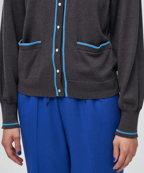 TOMORROWLAND ボタン付きカーディガン 青 TOMORROWLAND ボタン付きカーディガン 青 NZ LAMB 9G Vネック