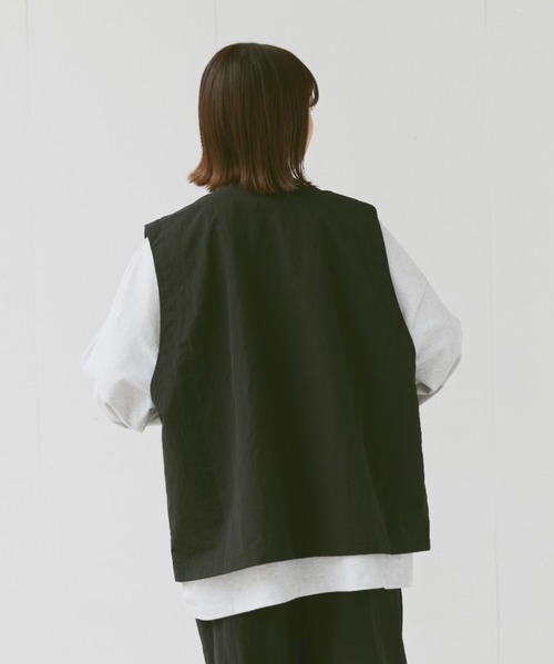 flaner(フラネ)の「Loose military nylon vest/ルーズミリタリーナイロンベスト(ベスト・レディース・カーキ/ブラック・MEDIUM/LARGE)」の10枚目の写真