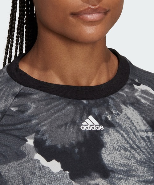 adidas（アディダス）の「総柄プリント スウェットシャツ
