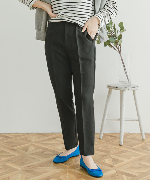 ITEMS URBANRESEARCH(アイテムズ アーバンリサーチ)の「センタープレスパンツ(スラックス・レディース・ブラウン/ブラック・FREE)」の1枚目の写真