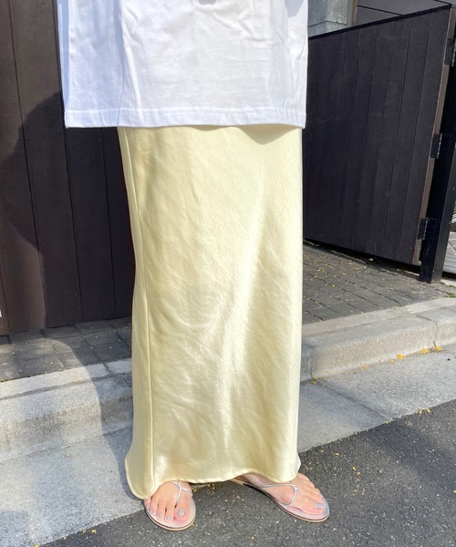 SHENERY（シーナリー）の「サテンタイトマキシスカート（スカート・レディース・イエロー/アイボリー・36/38）」の18枚目の写真