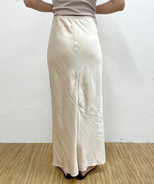 SHENERY（シーナリー）の「サテンタイトマキシスカート（スカート・レディース・イエロー/アイボリー・36/38）」の5枚目の写真
