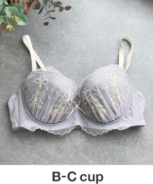 AMPHI(アンフィ)の「AMPHI【脇すっきり寄せる】オーナメントモチーフ×エンブロイダリーレース ブラジャー B-Ccup(ブラジャー・レディース・グレー/ダークグレー/ライトベージュ・B65/B70/C70/B75/C65/C75)」の2枚目の写真