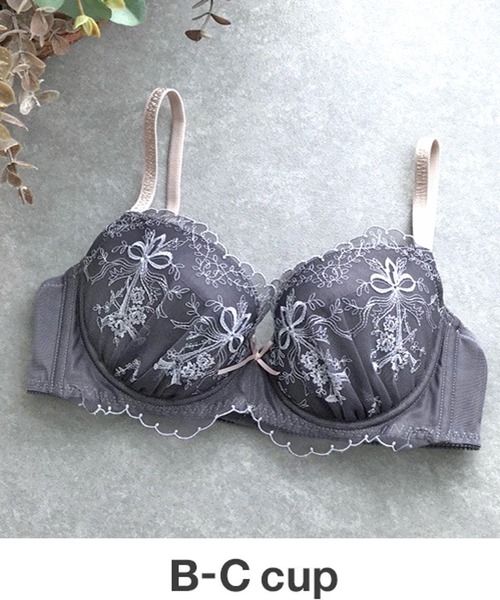 AMPHI(アンフィ)の「AMPHI【脇すっきり寄せる】オーナメントモチーフ×エンブロイダリーレース ブラジャー B-Ccup(ブラジャー・レディース・グレー/ダークグレー/ライトベージュ・B65/B70/C70/B75/C65/C75)」の1枚目の写真