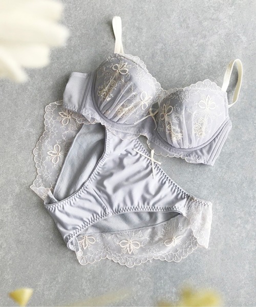 AMPHI（アンフィ）の「AMPHI【脇すっきり寄せる】オーナメントモチーフ