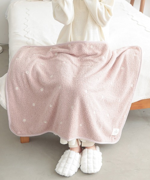 ALTROSE（アルトローズ）の「ブランケット もちふわ 刺繍 3WAY ひざ掛け（ブランケット・レディース・ブルーグレー/アイボリー/ピンク・FREE）」の3枚目の写真