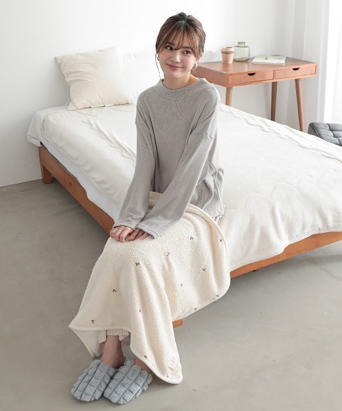 ALTROSE（アルトローズ）の「ブランケット もちふわ 刺繍 3WAY ひざ掛け（ブランケット・レディース・ブルーグレー/アイボリー/ピンク・FREE）」の8枚目の写真