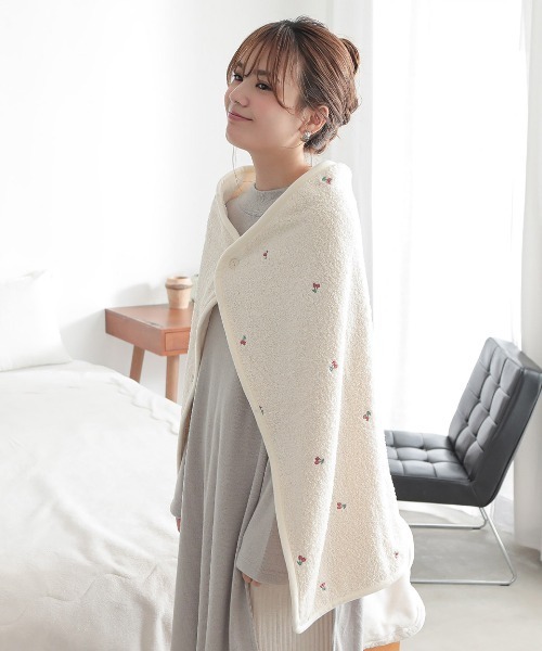ALTROSE（アルトローズ）の「ブランケット もちふわ 刺繍 3WAY ひざ掛け（ブランケット・レディース・ブルーグレー/アイボリー/ピンク・FREE）」の9枚目の写真