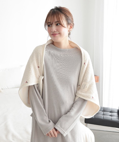 ALTROSE（アルトローズ）の「ブランケット もちふわ 刺繍 3WAY ひざ掛け（ブランケット・レディース・ブルーグレー/アイボリー/ピンク・FREE）」の10枚目の写真