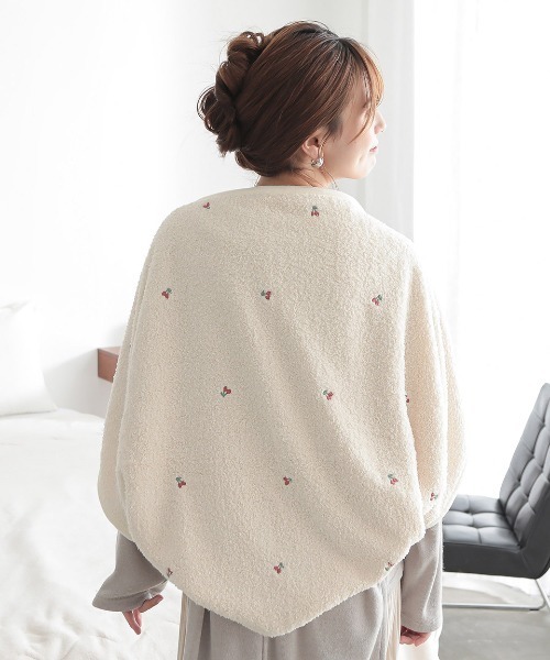 ALTROSE（アルトローズ）の「ブランケット もちふわ 刺繍 3WAY ひざ掛け（ブランケット・レディース・ブルーグレー/アイボリー/ピンク・FREE）」の11枚目の写真