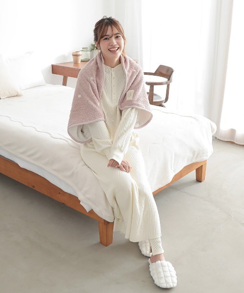 ALTROSE（アルトローズ）の「ブランケット もちふわ 刺繍 3WAY ひざ掛け（ブランケット・レディース・ブルーグレー/アイボリー/ピンク・FREE）」の13枚目の写真