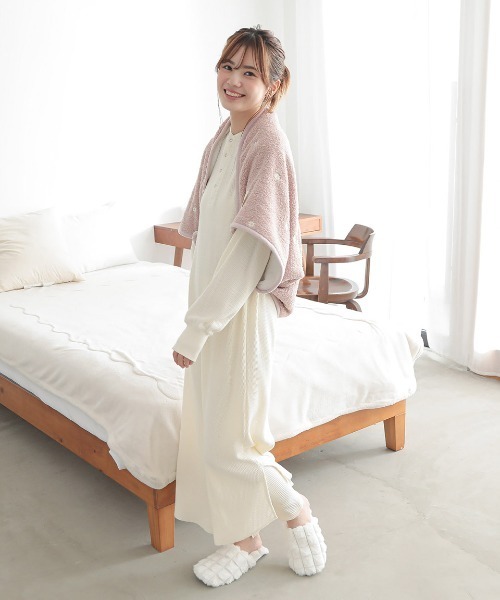 ALTROSE（アルトローズ）の「ブランケット もちふわ 刺繍 3WAY ひざ掛け（ブランケット・レディース・ブルーグレー/アイボリー/ピンク・FREE）」の16枚目の写真