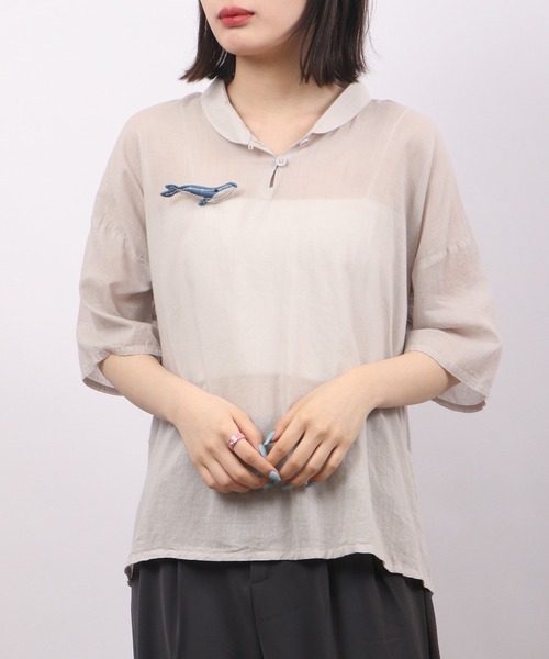 Emago(イマゴ)の「EMAGO くじら星座ブローチ付き半袖ブラウス(シャツ/ブラウス・レディース・グレー/アイボリー/マスタード・FREE)」の11枚目の写真