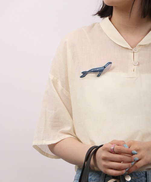 Emago(イマゴ)の「EMAGO くじら星座ブローチ付き半袖ブラウス(シャツ/ブラウス・レディース・グレー/アイボリー/マスタード・FREE)」の8枚目の写真