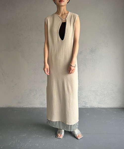 &g'aime(アンジェム)の「【&g’aime】ネックデザインニットワンピース(ワンピース・レディース・アイボリー/ブラック/ブラウン・FREE)」の4枚目の写真