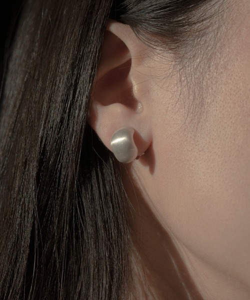 novice(ノーヴィス)の「【novice】Hairline Finish Beans Earring(イヤリング・レディース・ゴールド/シルバー・FREE)」の1枚目の写真