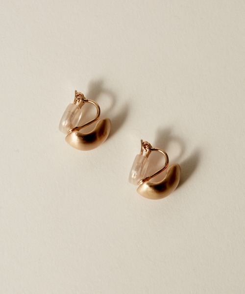 novice(ノーヴィス)の「【novice】Hairline Finish Beans Earring(イヤリング・レディース・ゴールド/シルバー・FREE)」の3枚目の写真
