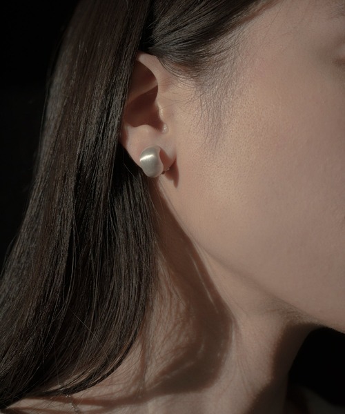 novice(ノーヴィス)の「【novice】Hairline Finish Beans Earring(イヤリング・レディース・ゴールド/シルバー・FREE)」の7枚目の写真