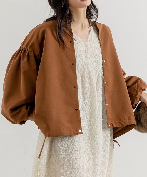 DAY CLOSET(デイ クローゼット)の「【ミドル丈/シルエットが変わる紐付き】長袖ノーカラーバルーンスリーブブルゾン レディース(ブルゾン・レディース・ネイビー/カーキ/アイボリー/ブラウン/ブラック・ONE SIZE)」の18枚目の写真