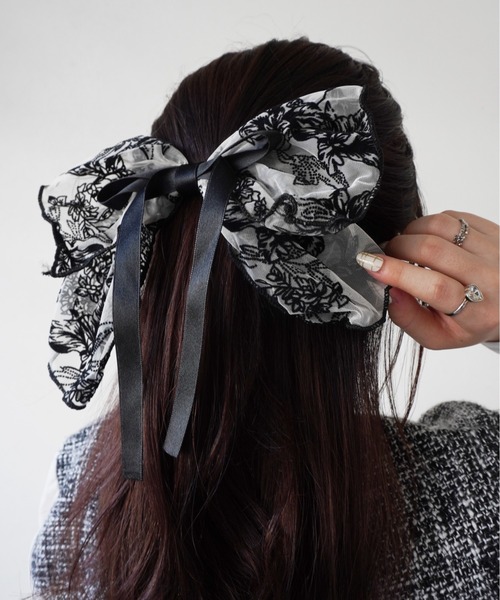 【新品】黒　ヘアクリップ くしゅくしゅ リボン ヘアアクセサリー　韓国 Port（ポート）の「モノトーン フラワー ビッグ リボン ヘアクリップ