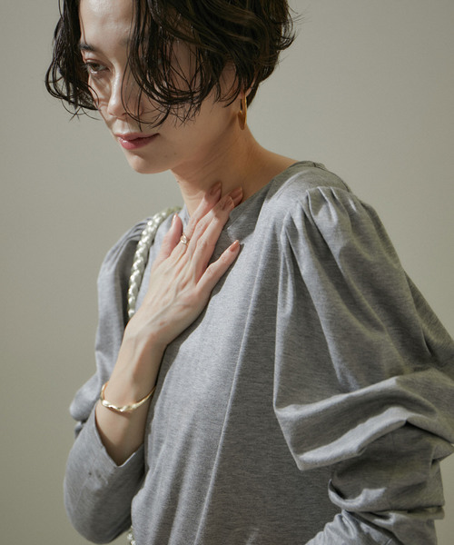 SALON adam et rope'（サロン アダム エ ロペ）の「ショルダータックパフスリーブロングTシャツ【洗える】（Tシャツ/カットソー・レディース・グレー/ホワイト/ブラック・FREE）」の5枚目の写真