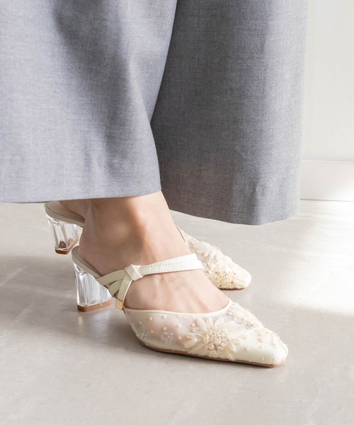 RANDA（ランダ）の「フラワースクエアミュールパンプス（パンプス・レディース・ベージュ/ブルー/アイボリー/ブラック・S/M/L/LL）」の2枚目の写真
