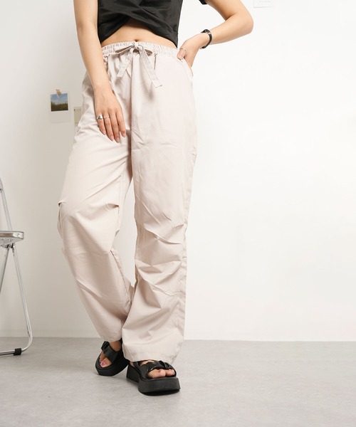 NinaetLina(ニナエリナ)の「ストレートカーゴパンツ(カーゴパンツ・レディース・ブラック/ベージュ/ダークグレー・L/M)」の1枚目の写真