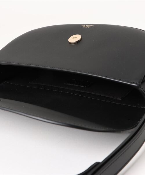 A.P.C.（アーペーセー）の「SAC BETTY SHOULDER  24AH（ショルダーバッグ・レディース・ブラウン/ブラック・ONESIZE）」の5枚目の写真