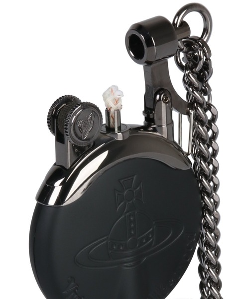 Vivienne Westwood ACCESSORIES（ヴィヴィアンウエストウッドアクセサリー）の「ORB チェーン付オイルライター【859935 5125ER】（アッシュトレイ/ライター・メンズ・ブラック・FREE）」の4枚目の写真