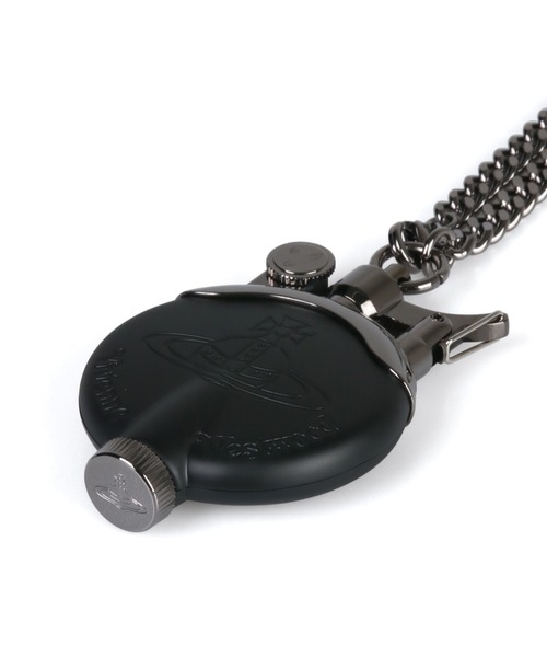 Vivienne Westwood ACCESSORIES（ヴィヴィアンウエストウッドアクセサリー）の「ORB チェーン付オイルライター【859935 5125ER】（アッシュトレイ/ライター・メンズ・ブラック・FREE）」の3枚目の写真