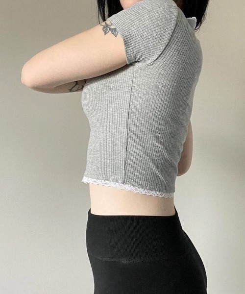 LADY LIKE(レディライク)の「縁取りレースボタン付きトップス(Tシャツ/カットソー・レディース・ブラック/グレー・M)」の5枚目の写真