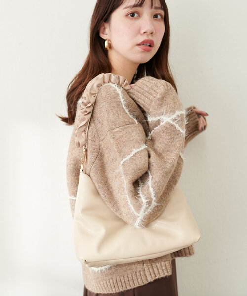 natural couture（ナチュラルクチュール）の「フリルショルダーバッグ（ショルダーバッグ・レディース・ブラック/アイボリー/ボルドー・FREE）」の4枚目の写真