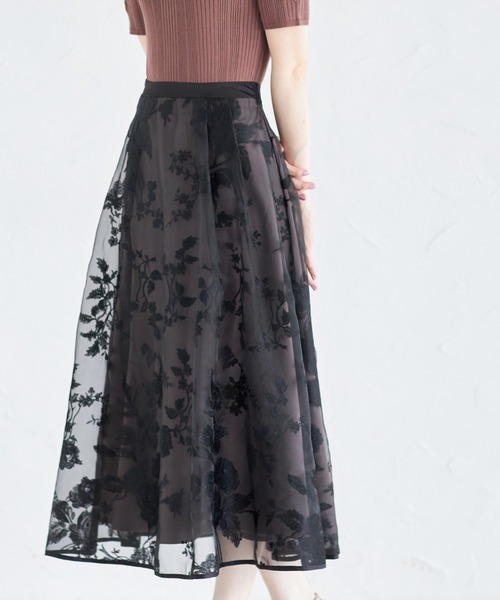 tocco closet(トッコ クローゼット)の「フラワー刺繍オーガンジーボリュームフレアスカート(スカート・レディース・アイボリー/ブラック・M)」の2枚目の写真