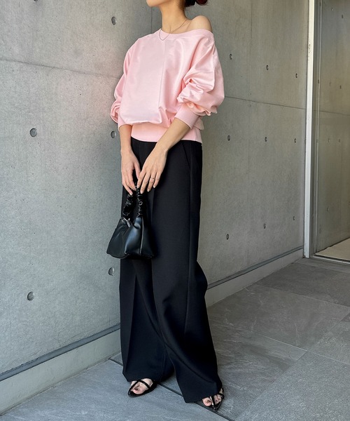 andme（アンドミー）の「【新色追加】ボリューム袖オフショルダースウェットトップス（スウェット・レディース・オートミール/ネイビー/ブラック/グレイッシュベージュ/ピンク/オフホワイト/チャコールグレー/ブラウン・M）」の12枚目の写真